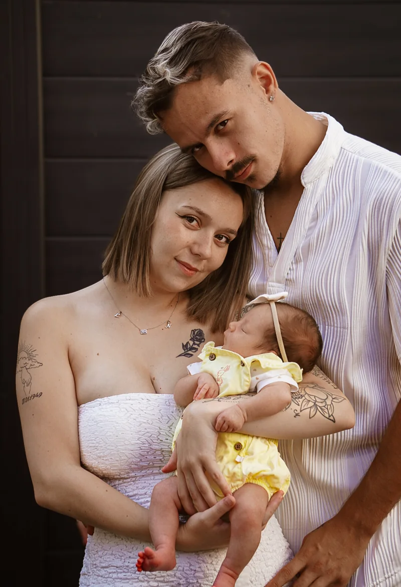 Deux parents tiennent leur nouveau-né contre eux