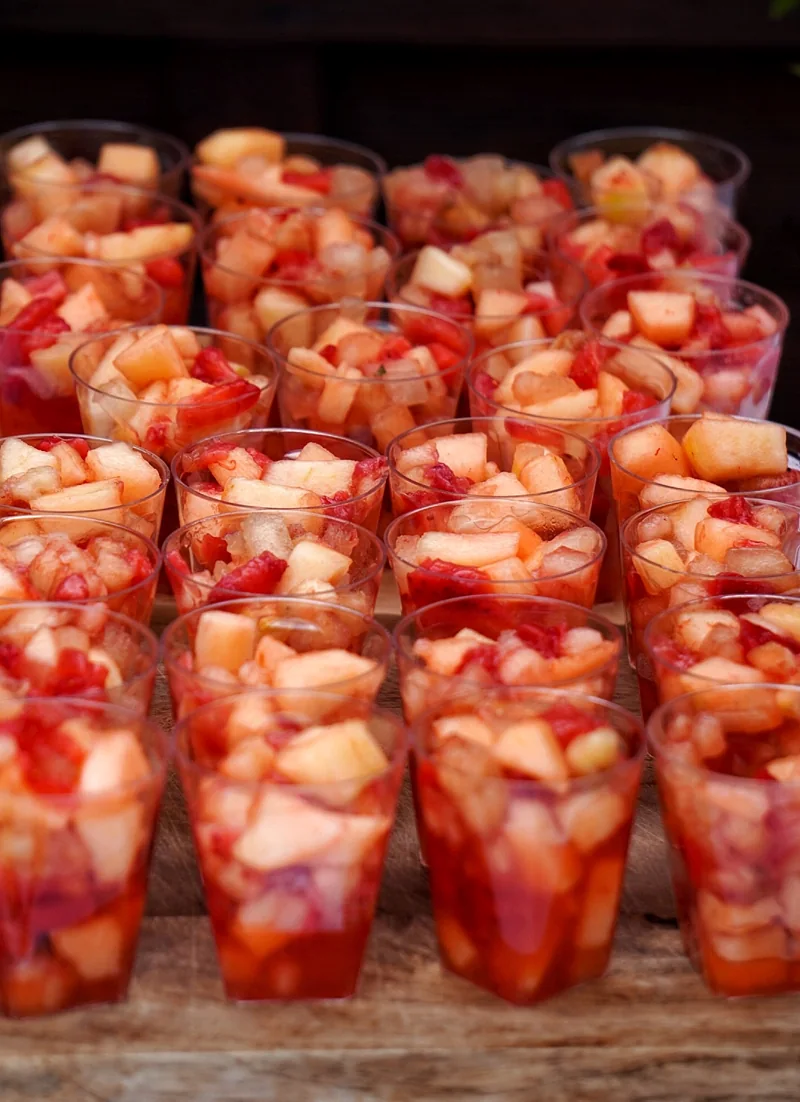 Des verrines de fraises sont disposées sur une table de fête