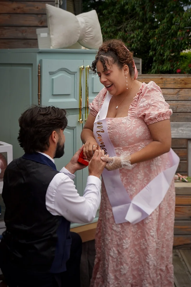 Un couple échange un sourire pendant une célébration en extérieur